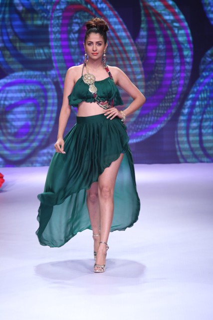 An elegant pose by the Show Stopper of IIGJ Delhi at IIJW 2015.jpg